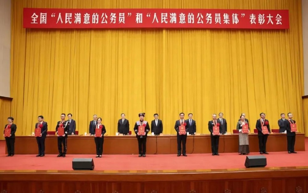 中譯英|人民滿(mǎn)意的公務(wù)員、跨海高鐵、電力裝備綠色低碳發(fā)展、網(wǎng)絡(luò )文明